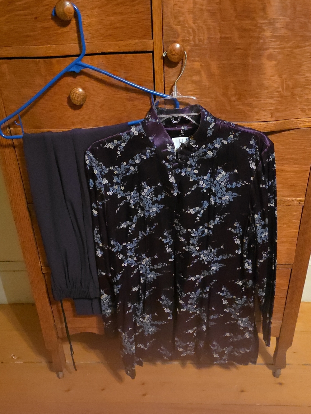 Floral Satin R J Collection Mandarin Collar Blouse & solid color Slacks. Size 6